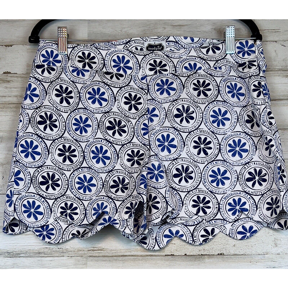 Mudpie Shorts Women’s Charlotte Size Med. Black Blue Floral Scalloped Hem